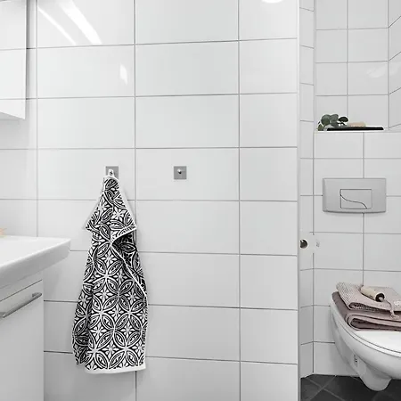 Roomsly - Balcony Near Charming Cobblestone Streets شقة