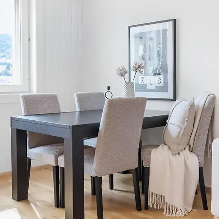 Roomsly - Balcony Near Charming Cobblestone Streets * برغن