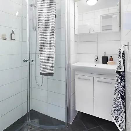 Roomsly - Balcony Near Charming Cobblestone Streets * برغن