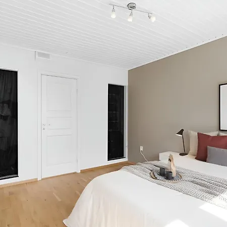 Roomsly - Balcony Near Charming Cobblestone Streets * برغن