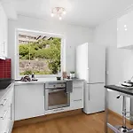 Apartment Roomsly - Balcony Near Charming Cobblestone Streets
