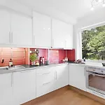Apartment Roomsly - Balcony Near Charming Cobblestone Streets Bergen